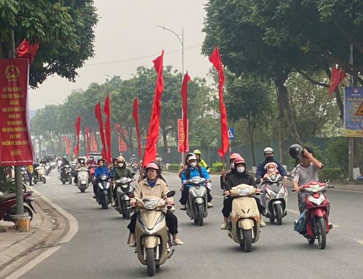 Phường Long Biên: Những Chuyến Xe Tuyên Truyền - Ngọn Lửa Lan Tỏa Ngày Hội Non Sông- Ảnh 5.