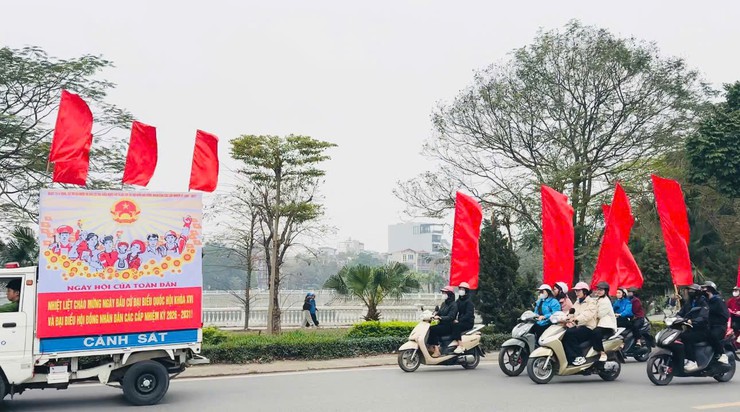 Phường Long Biên: Những Chuyến Xe Tuyên Truyền - Ngọn Lửa Lan Tỏa Ngày Hội Non Sông- Ảnh 3.