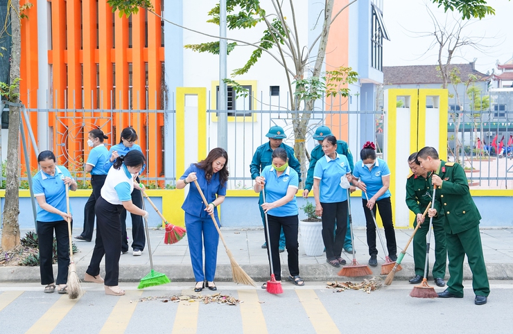 XÃ QUỐC OAI PHÁT ĐỘNG RA QUÂN VỆ SINH MÔI TRƯỜNG, TUYÊN TRUYỀN LƯU ĐỘNG CHÀO MỪNG NGÀY BẦU CỬ ĐẠI BIỂU QUỐC HỘI KHÓA XVI VÀ HĐND CÁC CẤP NHIỆM KỲ 2026–2031- Ảnh 12.