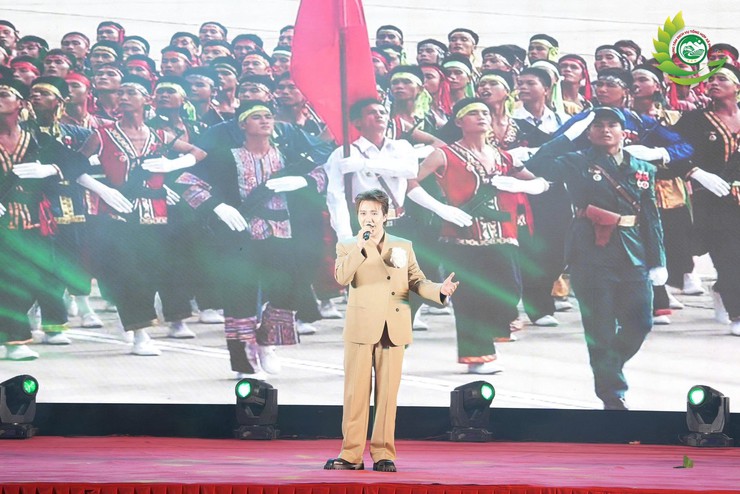 Sôi nổi đêm văn nghệ "Diên Hồng khai hội" chào mừng Ngày hội toàn dân đi bầu cử tại xã Phú Cát- Ảnh 11.