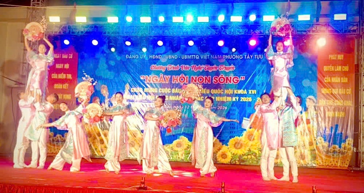 Sôi nổi, ý nghĩa Chương trình văn nghệ tuyên truyền với chủ đề “Ngày hội non sông” phường Tây Tựu- Ảnh 3.