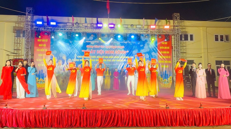 Sôi nổi, ý nghĩa Chương trình văn nghệ tuyên truyền với chủ đề “Ngày hội non sông” phường Tây Tựu- Ảnh 2.