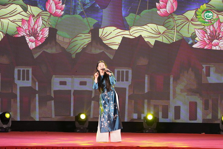 Sôi nổi đêm văn nghệ "Diên Hồng khai hội" chào mừng Ngày hội toàn dân đi bầu cử tại xã Phú Cát- Ảnh 8.