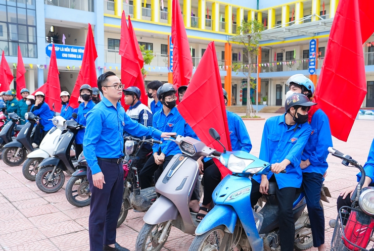 XÃ QUỐC OAI PHÁT ĐỘNG RA QUÂN VỆ SINH MÔI TRƯỜNG, TUYÊN TRUYỀN LƯU ĐỘNG CHÀO MỪNG NGÀY BẦU CỬ ĐẠI BIỂU QUỐC HỘI KHÓA XVI VÀ HĐND CÁC CẤP NHIỆM KỲ 2026–2031- Ảnh 16.