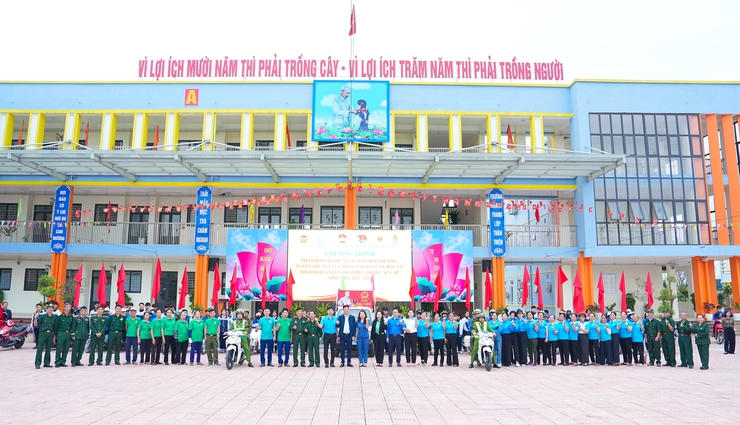 XÃ QUỐC OAI PHÁT ĐỘNG RA QUÂN VỆ SINH MÔI TRƯỜNG, TUYÊN TRUYỀN LƯU ĐỘNG CHÀO MỪNG NGÀY BẦU CỬ ĐẠI BIỂU QUỐC HỘI KHÓA XVI VÀ HĐND CÁC CẤP NHIỆM KỲ 2026–2031- Ảnh 2.