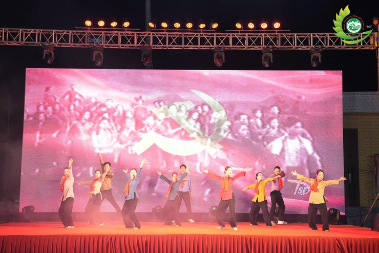 Sôi nổi đêm văn nghệ "Diên Hồng khai hội" chào mừng Ngày hội toàn dân đi bầu cử tại xã Phú Cát- Ảnh 4.