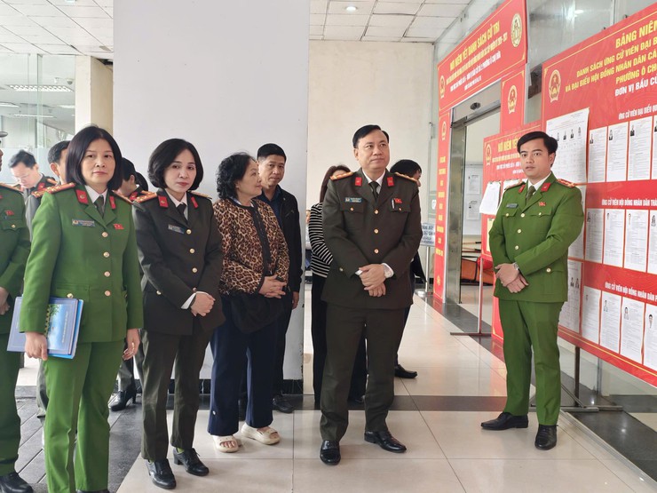 Đoàn công tác của Công an Thành phố Hà Nội kiểm tra, làm việc với các đơn vị về công tác bảo đảm an ninh, trật tự phục vụ bầu cử- Ảnh 2.