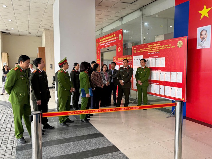Đoàn công tác của Công an Thành phố Hà Nội kiểm tra, làm việc với các đơn vị về công tác bảo đảm an ninh, trật tự phục vụ bầu cử- Ảnh 4.