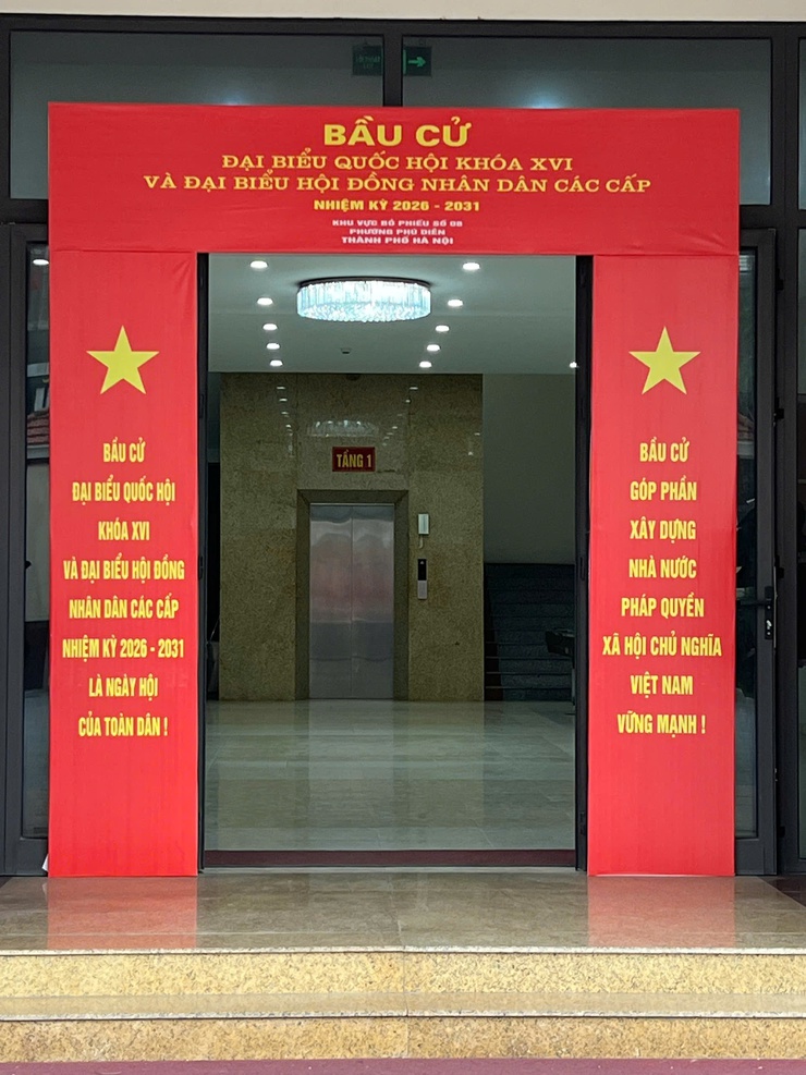 Phường Phú Diễn sẵn sàng cho Ngày bầu cử đại biểu Quốc hội khóa XVI và đại biểu HĐND các cấp, nhiệm kỳ 2026 - 2031
- Ảnh 26.