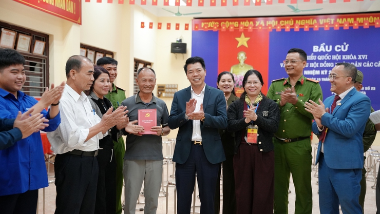 Đồng chí Bí thư Đảng ủy, Chủ tịch HĐND phường Nguyễn Nguyên Quân cùng đoàn công tác thăm, động viên các tổ bầu cử trước ngày hội lớn của toàn dân- Ảnh 2.