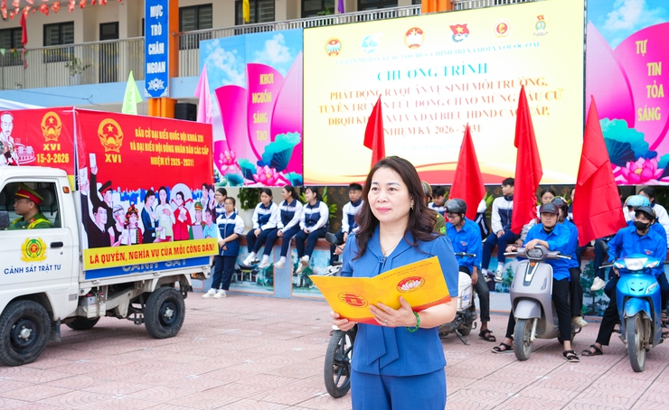 XÃ QUỐC OAI PHÁT ĐỘNG RA QUÂN VỆ SINH MÔI TRƯỜNG, TUYÊN TRUYỀN LƯU ĐỘNG CHÀO MỪNG NGÀY BẦU CỬ ĐẠI BIỂU QUỐC HỘI KHÓA XVI VÀ HĐND CÁC CẤP NHIỆM KỲ 2026–2031- Ảnh 4.