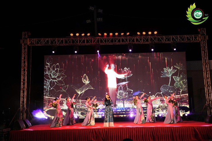 Sôi nổi đêm văn nghệ "Diên Hồng khai hội" chào mừng Ngày hội toàn dân đi bầu cử tại xã Phú Cát- Ảnh 6.