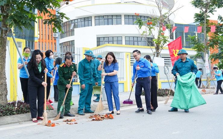 XÃ QUỐC OAI PHÁT ĐỘNG RA QUÂN VỆ SINH MÔI TRƯỜNG, TUYÊN TRUYỀN LƯU ĐỘNG CHÀO MỪNG NGÀY BẦU CỬ ĐẠI BIỂU QUỐC HỘI KHÓA XVI VÀ HĐND CÁC CẤP NHIỆM KỲ 2026–2031- Ảnh 6.