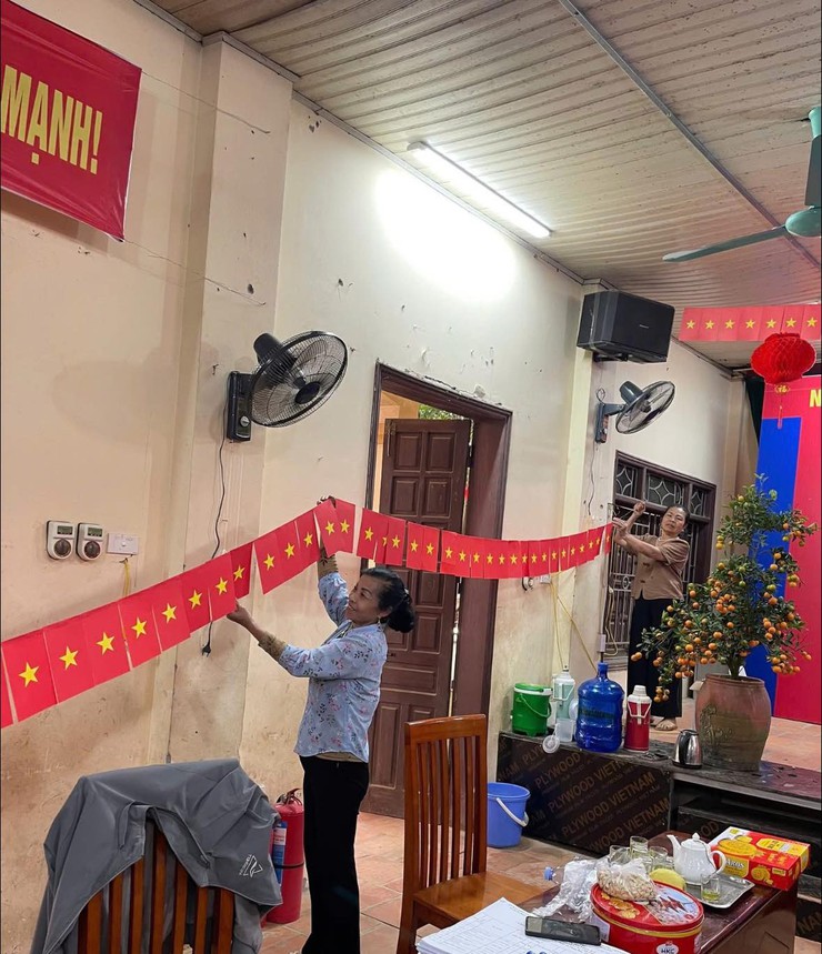 Phụ nữ xã Hưng Đạo chung tay chuẩn bị cho Ngày hội bầu cử- Ảnh 2.