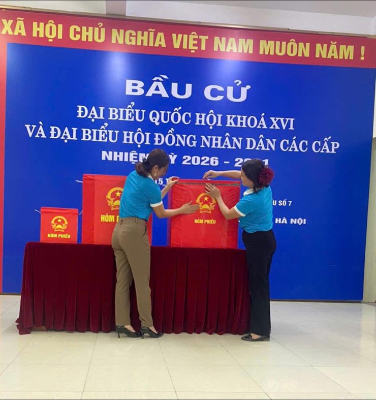 Phụ nữ xã Hưng Đạo chung tay chuẩn bị cho Ngày hội bầu cử- Ảnh 1.