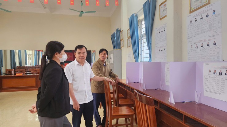Chủ tịch UBND xã Hưng Đạo kiểm tra công tác chuẩn bị bầu cử tại thôn Dương Cốc- Ảnh 2.