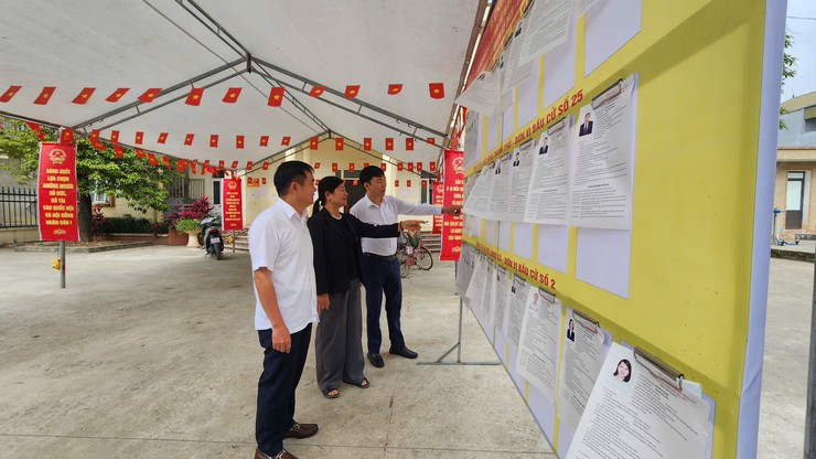 Chủ tịch UBND xã Hưng Đạo kiểm tra công tác chuẩn bị bầu cử tại thôn Dương Cốc- Ảnh 1.