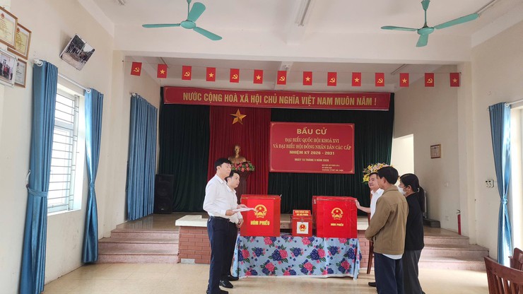 Chủ tịch UBND xã Hưng Đạo kiểm tra công tác chuẩn bị bầu cử tại thôn Dương Cốc- Ảnh 3.