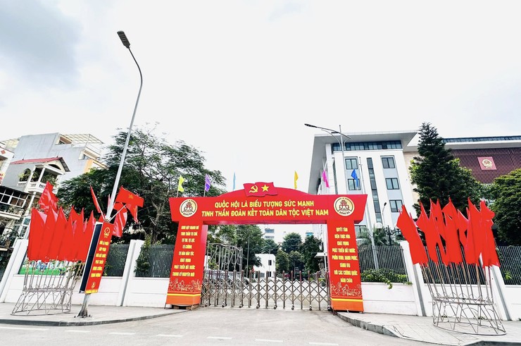 Cờ hoa rực rỡ, Đống Đa chờ đón ngày hội bầu cử- Ảnh 1.