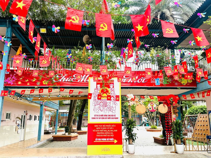 Cờ hoa rực rỡ, Đống Đa chờ đón ngày hội bầu cử- Ảnh 3.