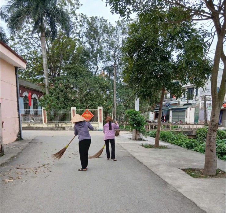 Phụ nữ xã Hưng Đạo chung tay chuẩn bị cho Ngày hội bầu cử- Ảnh 3.