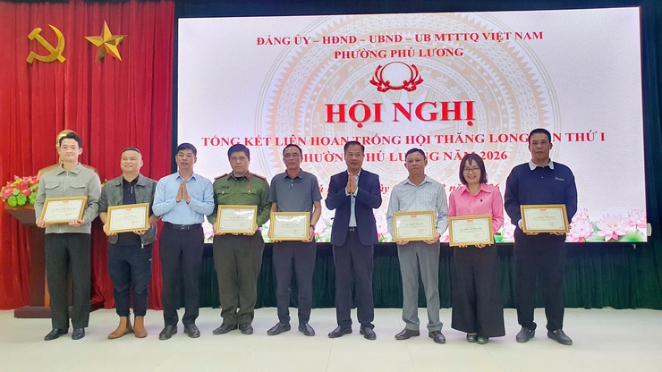 Phường Phú Lương Tổng kết Liên hoan Trống hội Thăng Long lần thứ nhất: Lan tỏa âm vang trống hội- Ảnh 4.