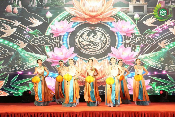 Sôi nổi đêm văn nghệ "Diên Hồng khai hội" chào mừng Ngày hội toàn dân đi bầu cử tại xã Phú Cát- Ảnh 3.