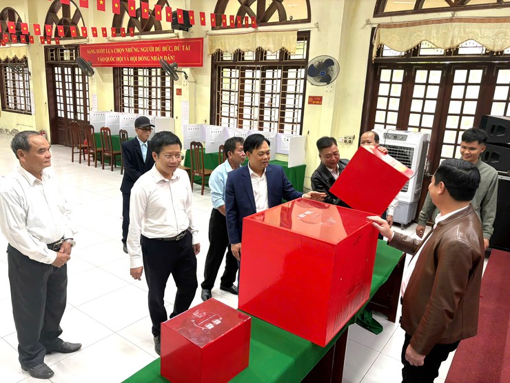 Lãnh đạo xã Tam Hưng kiểm tra toàn diện công tác bầu cử- Ảnh 1.