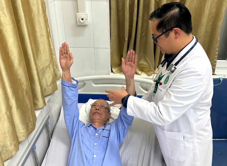 Bệnh viện đa khoa Gia Lâm: Cứu sống người bệnh đột quỵ não nhờ kỹ thuật tiêu sợi huyết đường tĩnh mạch- Ảnh 2.