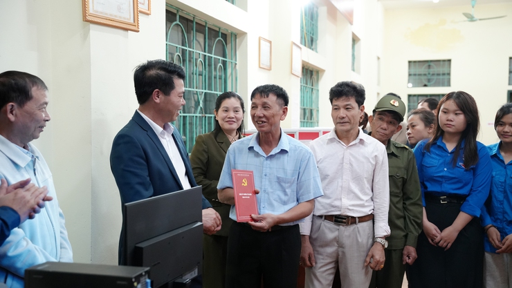 Đồng chí Bí thư Đảng ủy, Chủ tịch HĐND phường Nguyễn Nguyên Quân cùng đoàn công tác thăm, động viên các tổ bầu cử trước ngày hội lớn của toàn dân- Ảnh 3.