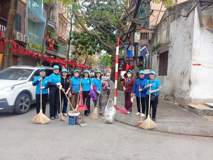 Cán bộ, hội viên phụ nữ phường Thanh Xuân tích cực tham gia giữ gìn cảnh quan, vệ sinh môi trường các khu vực bầu cử trên địa bàn phường Thanh Xuân
- Ảnh 6.