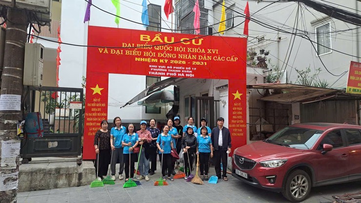 Cán bộ, hội viên phụ nữ phường Thanh Xuân tích cực tham gia giữ gìn cảnh quan, vệ sinh môi trường các khu vực bầu cử trên địa bàn phường Thanh Xuân
- Ảnh 1.