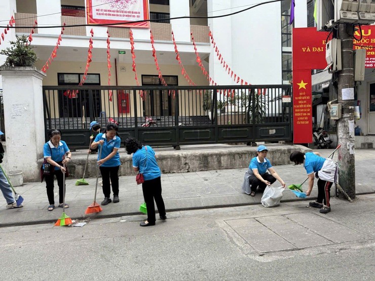 Cán bộ, hội viên phụ nữ phường Thanh Xuân tích cực tham gia giữ gìn cảnh quan, vệ sinh môi trường các khu vực bầu cử trên địa bàn phường Thanh Xuân
- Ảnh 3.
