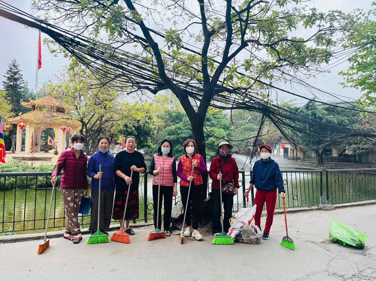 Cán bộ, hội viên phụ nữ phường Thanh Xuân tích cực tham gia giữ gìn cảnh quan, vệ sinh môi trường các khu vực bầu cử trên địa bàn phường Thanh Xuân
- Ảnh 2.
