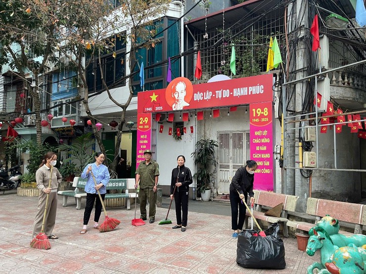 Cán bộ, hội viên phụ nữ phường Thanh Xuân tích cực tham gia giữ gìn cảnh quan, vệ sinh môi trường các khu vực bầu cử trên địa bàn phường Thanh Xuân
- Ảnh 4.