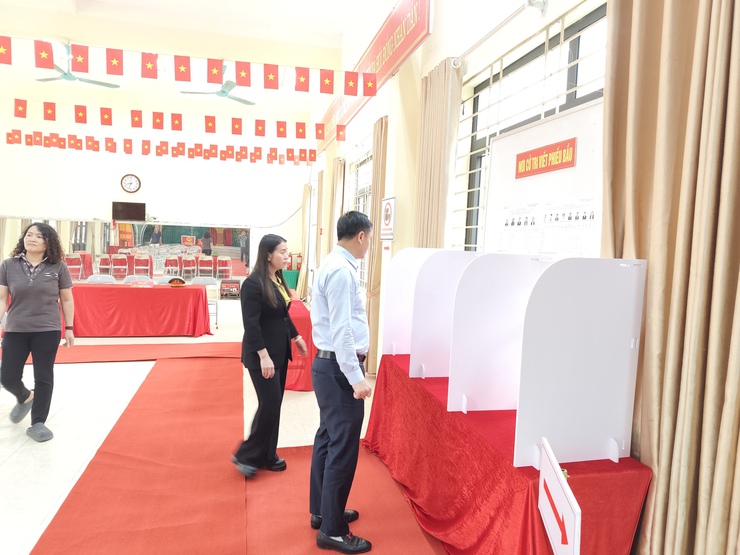 Đồng chí Phó Bí thư Thường trực Đảng ủy đi kiểm tra công tác bầu cử tại các thôn- Ảnh 2.