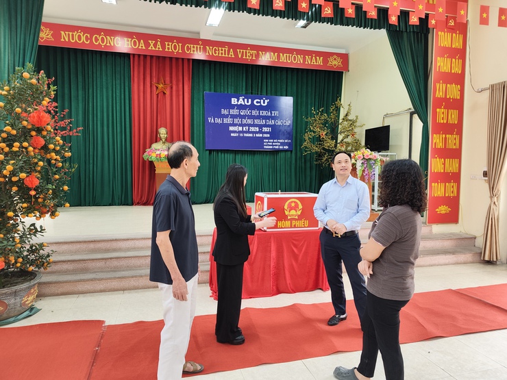 Đồng chí Phó Bí thư Thường trực Đảng ủy đi kiểm tra công tác bầu cử tại các thôn- Ảnh 3.