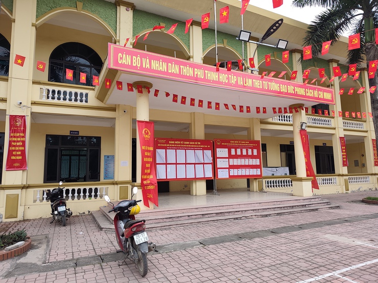 Đồng chí Phó Bí thư Thường trực Đảng ủy đi kiểm tra công tác bầu cử tại các thôn- Ảnh 4.