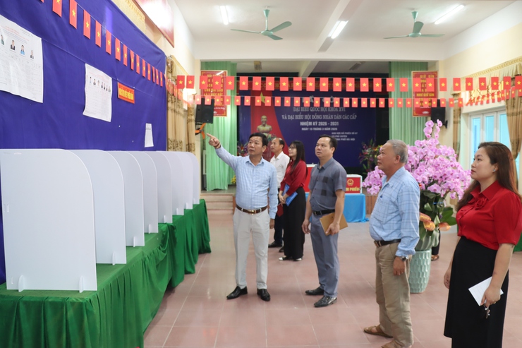 Đoàn công tác số 1 Ban giám khảo đi kiểm tra, chấm điểm thi đua tại các điểm bầu cử- Ảnh 2.