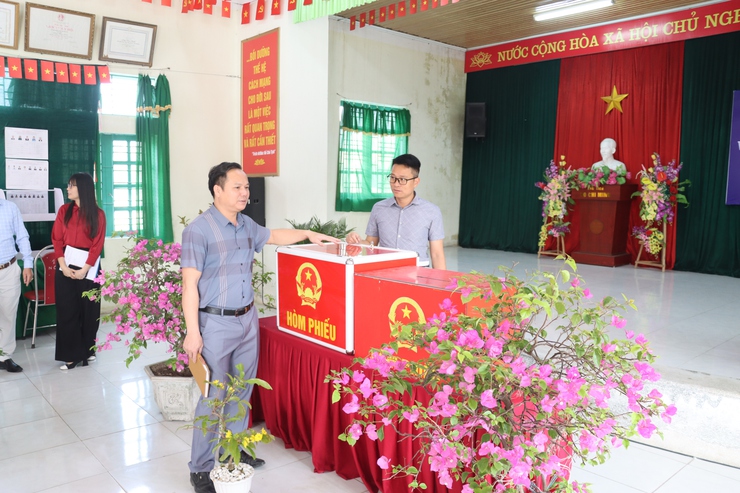 Đoàn công tác số 1 Ban giám khảo đi kiểm tra, chấm điểm thi đua tại các điểm bầu cử- Ảnh 3.