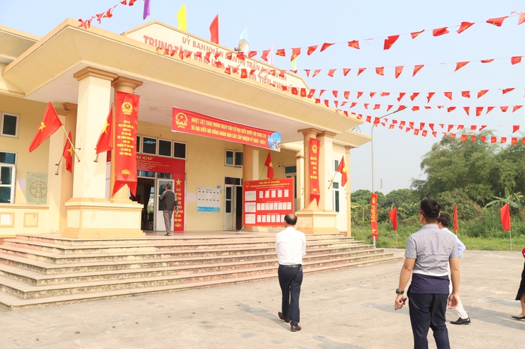 Đoàn công tác số 1 Ban giám khảo đi kiểm tra, chấm điểm thi đua tại các điểm bầu cử- Ảnh 4.