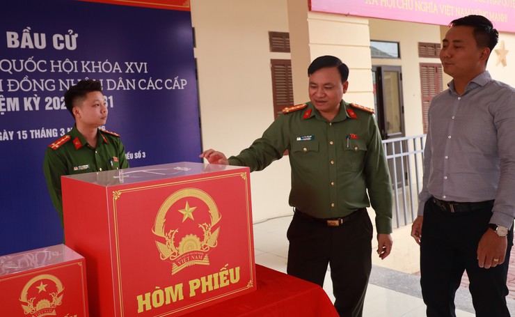 Đoàn công tác Công an TP Hà Nội kiểm tra công tác bảo đảm an ninh trật tự phục vụ bầu cử tại xã Minh Châu- Ảnh 2.