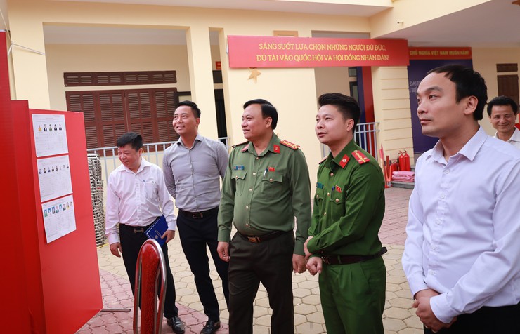 Đoàn công tác Công an TP Hà Nội kiểm tra công tác bảo đảm an ninh trật tự phục vụ bầu cử tại xã Minh Châu- Ảnh 3.
