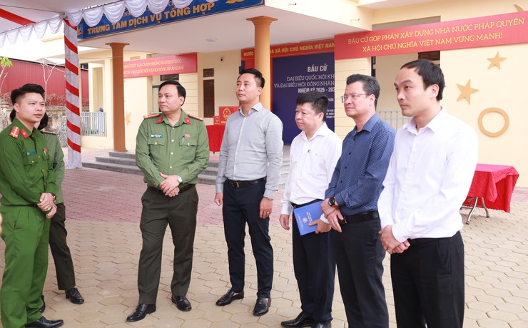 Đoàn công tác Công an TP Hà Nội kiểm tra công tác bảo đảm an ninh trật tự phục vụ bầu cử tại xã Minh Châu- Ảnh 4.
