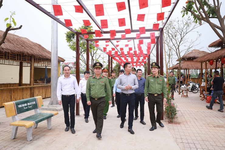 Khánh thành công trình Cụm cờ và đường hoa phong linh tại xã Minh Châu chào mừng bầu cử Quốc hội khóa XVI và HĐND các cấp nhiệm kỳ 2026 – 2031.- Ảnh 9.