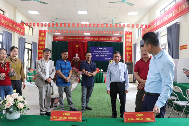 ĐỒNG CHÍ BÍ ĐẢNG ỦY XÃ KIỂM TRA CÔNG TÁC BẦU CỬ TẠI CÁC THÔN TRÊN ĐỊA BÀN- Ảnh 1.