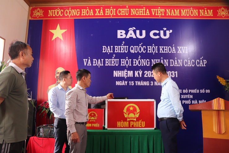 ĐỒNG CHÍ BÍ ĐẢNG ỦY XÃ KIỂM TRA CÔNG TÁC BẦU CỬ TẠI CÁC THÔN TRÊN ĐỊA BÀN- Ảnh 2.