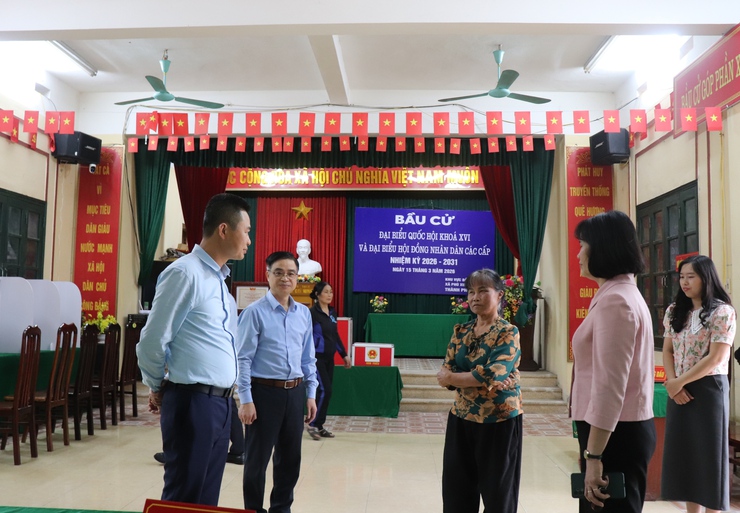 ĐỒNG CHÍ BÍ ĐẢNG ỦY XÃ KIỂM TRA CÔNG TÁC BẦU CỬ TẠI CÁC THÔN TRÊN ĐỊA BÀN- Ảnh 3.