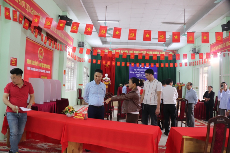 ĐỒNG CHÍ BÍ ĐẢNG ỦY XÃ KIỂM TRA CÔNG TÁC BẦU CỬ TẠI CÁC THÔN TRÊN ĐỊA BÀN- Ảnh 4.