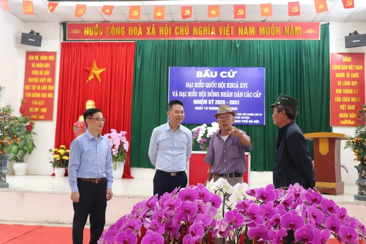 ĐỒNG CHÍ BÍ ĐẢNG ỦY XÃ KIỂM TRA CÔNG TÁC BẦU CỬ TẠI CÁC THÔN TRÊN ĐỊA BÀN- Ảnh 6.